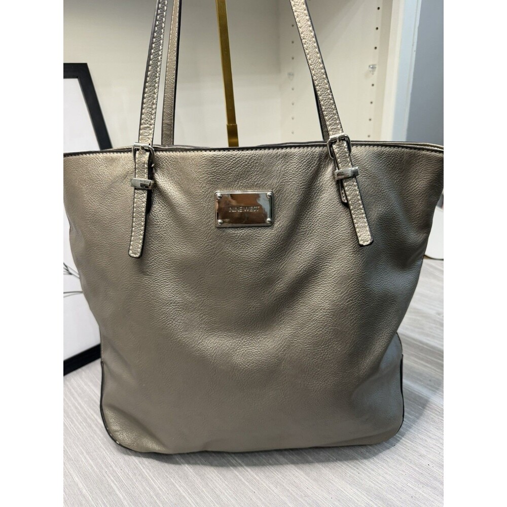 Nine West Tote Bag Champagne Closure Inner Pockets Size Large